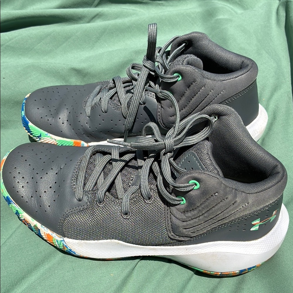 Under Armour GS Jet Boys Basketball Shoes size 6Y Gray/White/Multi